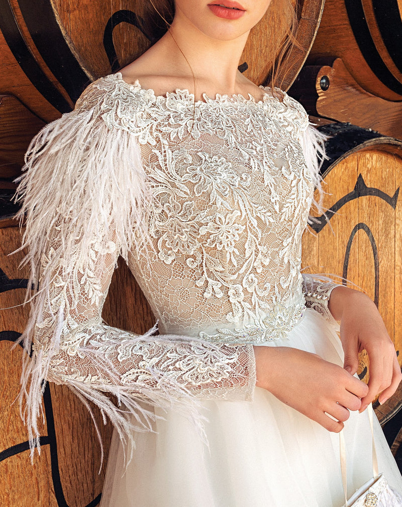 Elegante vestido de novia modesto con adornos de plumas de manga larga