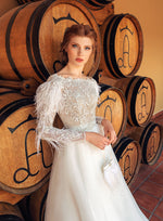 Elegante vestido de novia modesto con adornos de plumas de manga larga