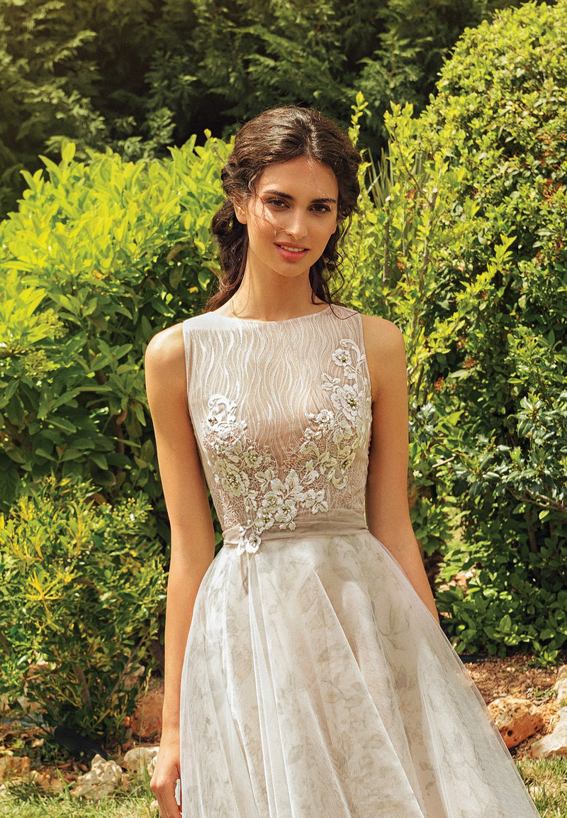 Vestido de novia de corte A con estampado floral y cuello alto