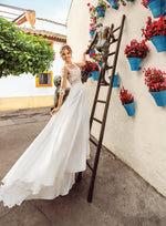 Vestido de novia de corte A con cuello de ilusión y manga 3/4