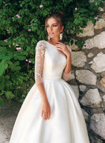 Robe de mariée minimaliste exquise avec épaules perlées