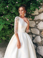 Minimalist Exquisite Wedding Dress with Beaded Shoulders