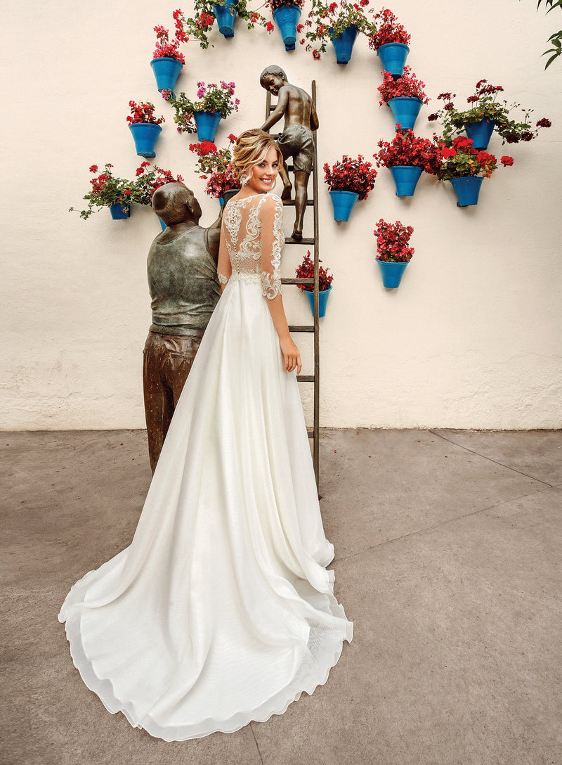 Vestido de novia de corte A con cuello de ilusión y manga 3/4