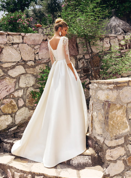 Vestido de novia exquisito minimalista con hombros con pedrería