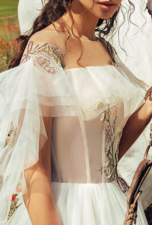 Vestido de noiva evasê ombro a ombro com bordado