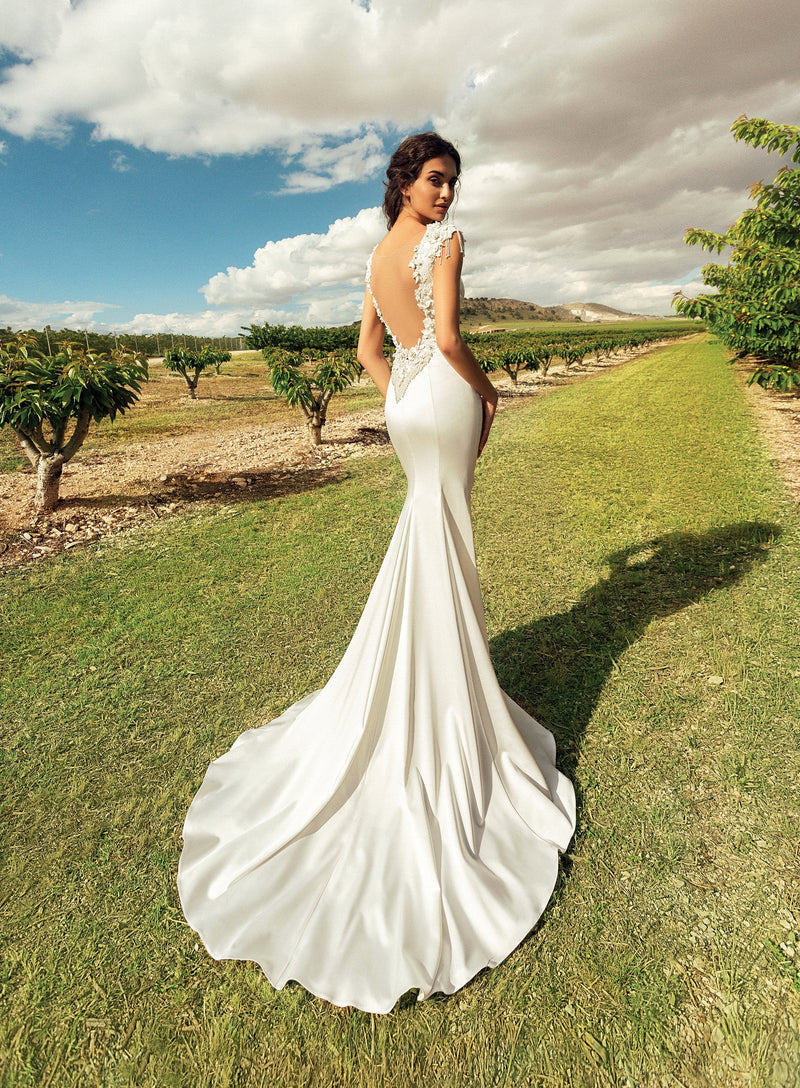 Vestido de novia sirena de satén con espalda abierta