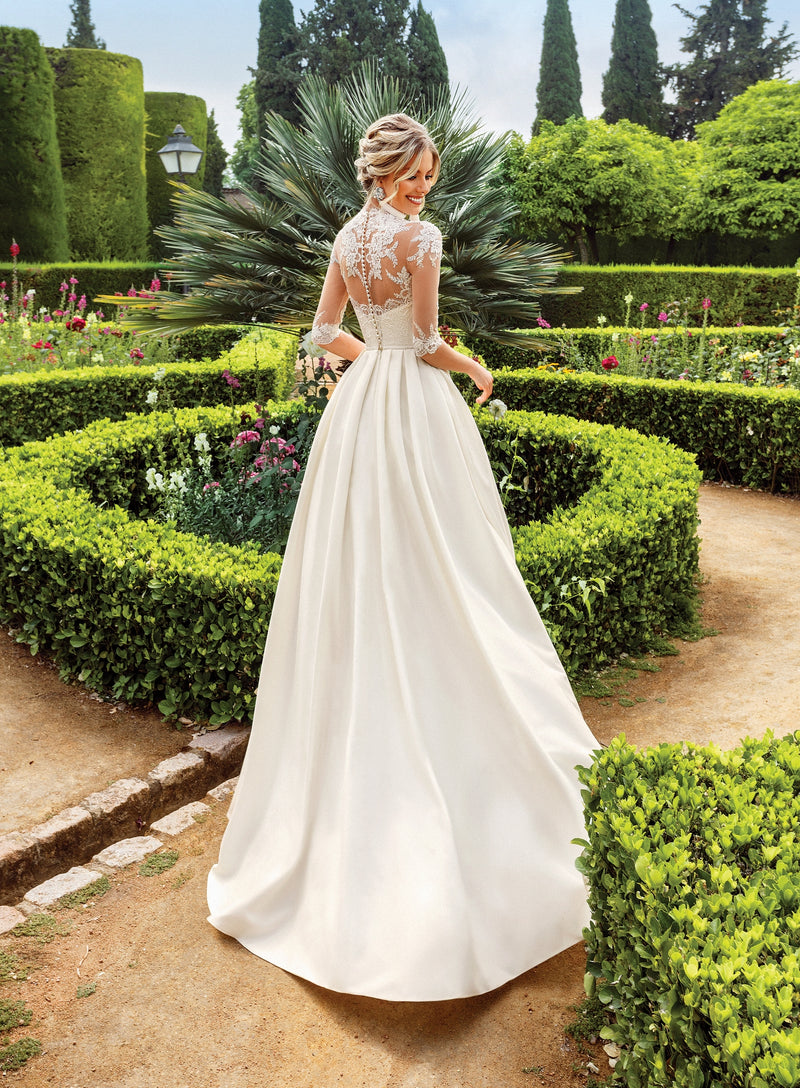 3/4 Length Sleeve A-Line Mikado Wedding Dress EU46 / Similar Lace (Off-White) 3/4 Length Sleeve A-Line Mikado Wedding Dress EU46 / Similar Lace (Off-White)