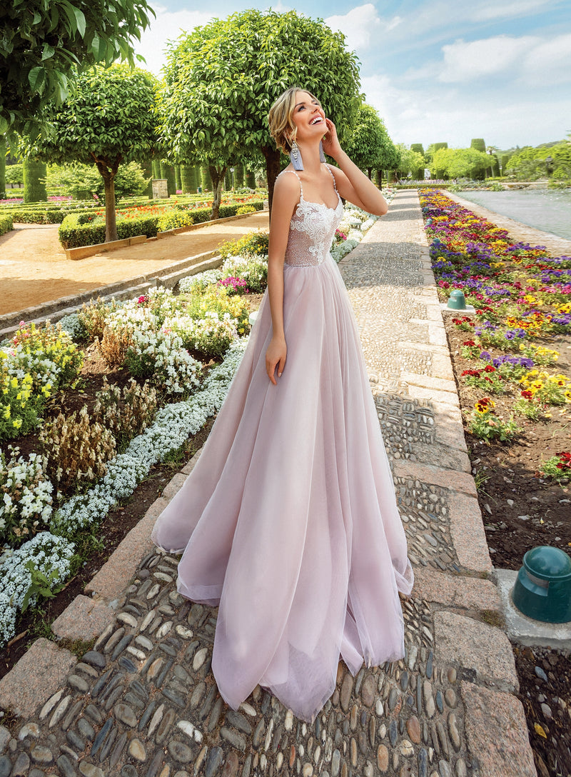 Vestido de color cariño con tirantes finos y corte A