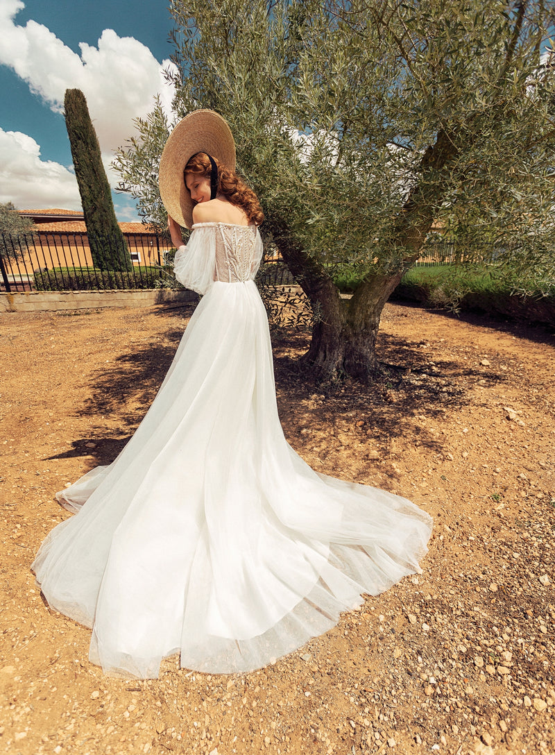 Vestido de novia de corte A con mangas abullonadas y hombros descubiertos