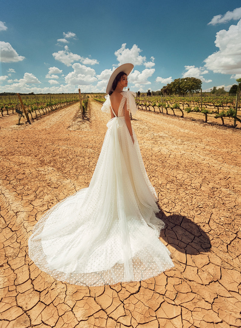 Robe de mariée à pois et col en V avec nœuds en tulle