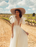 Robe de mariée à pois et col en V avec nœuds en tulle