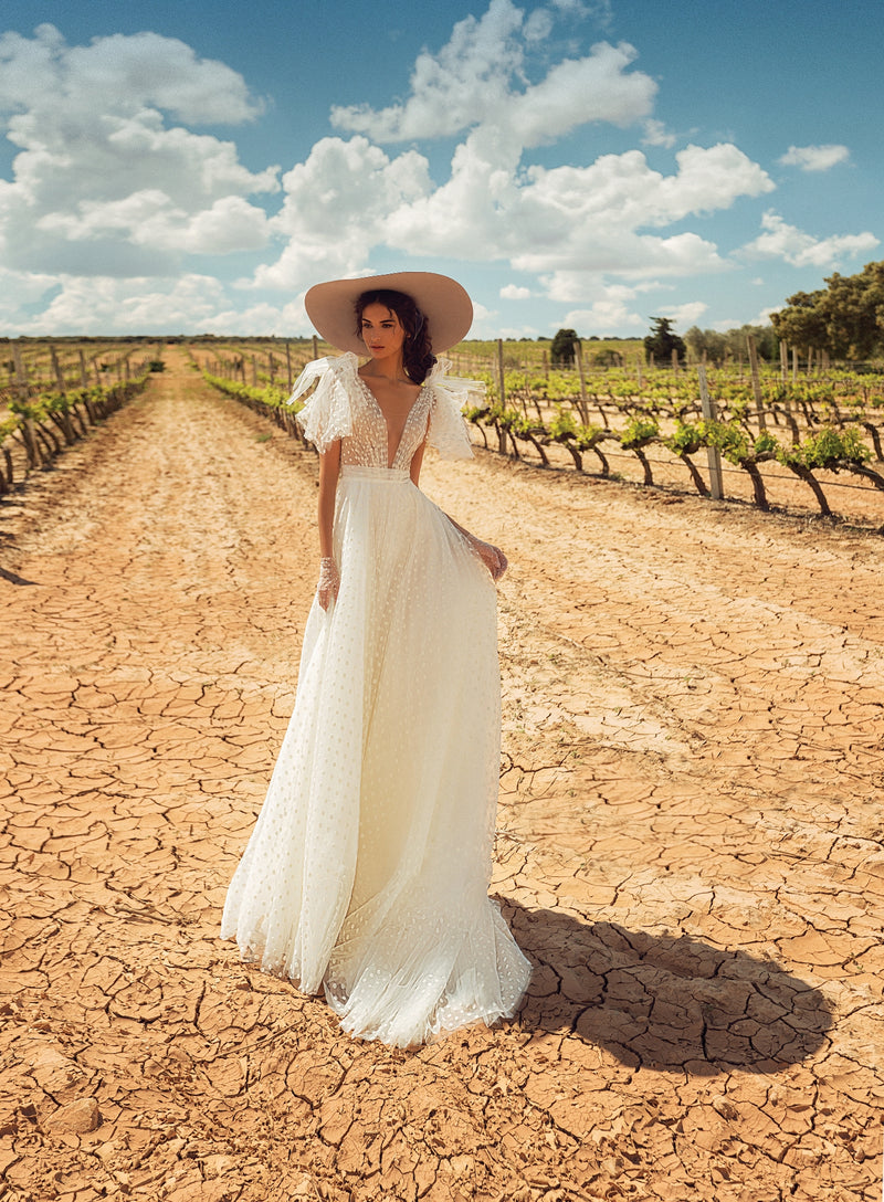 Robe de mariée à pois et col en V avec nœuds en tulle