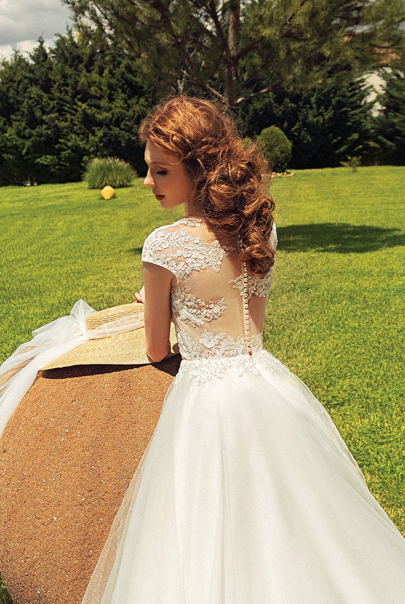 Vestido de novia evasé con manga tipo capa