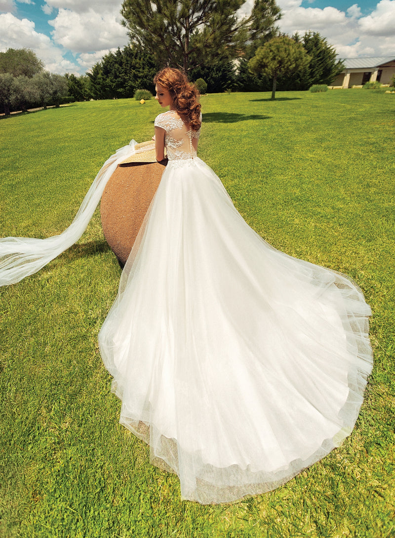 Vestido de novia evasé con manga tipo capa