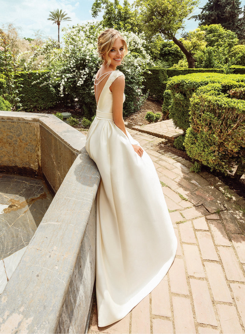 Vestido de novia minimalista en mikado, sin mangas, con cuello alto