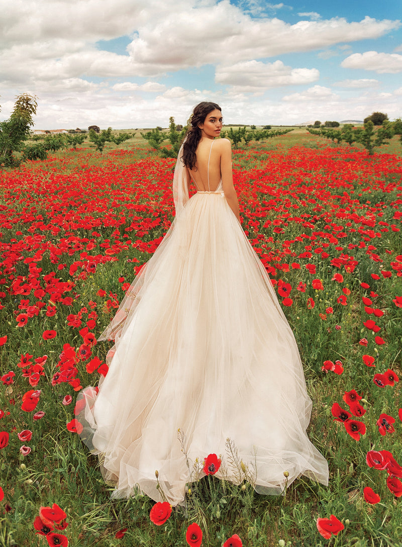 Vestido evasé de color con tirantes finos y flores en 3D