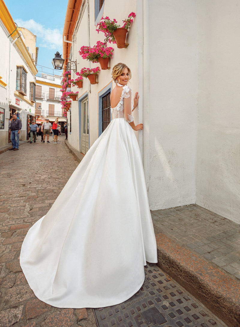 Vestido de novia evasé de manga 3/4 con flores en 3D