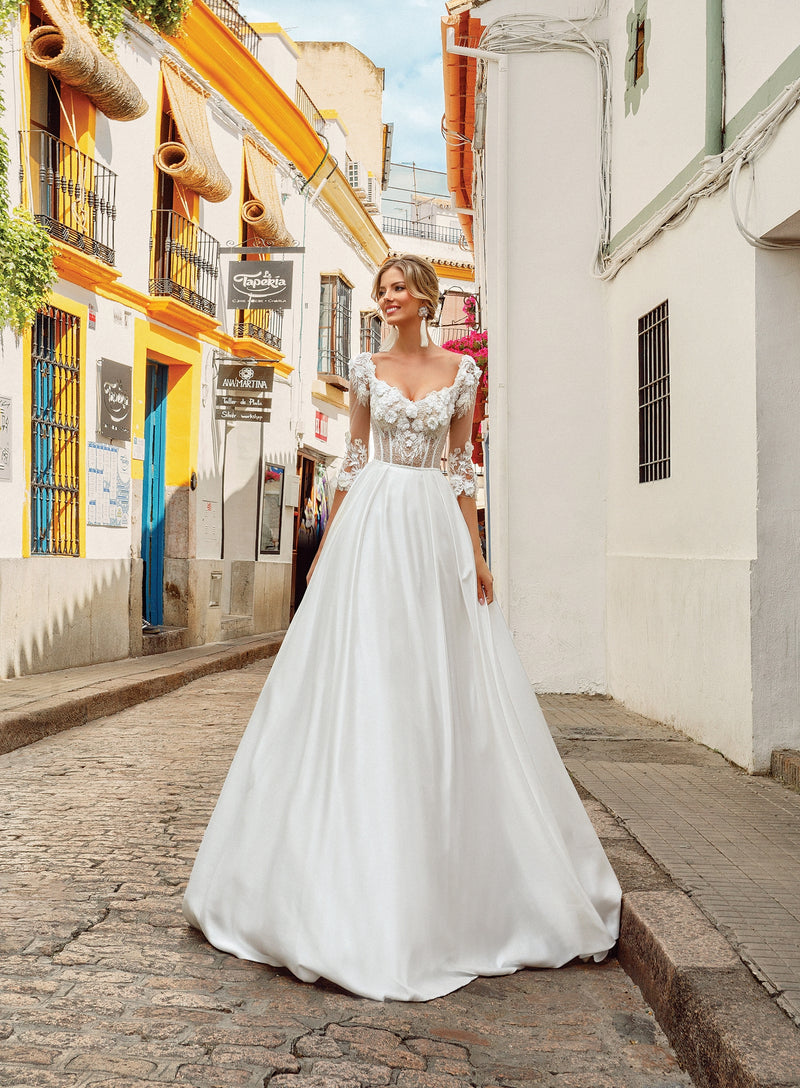 Vestido de novia evasé de manga 3/4 con flores en 3D