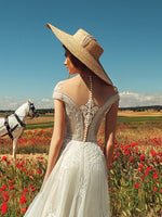 Vestido de novia evasé con cuello ilusión