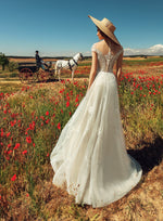 Vestido de novia evasé con cuello ilusión