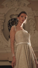 Vestido de noiva com decote assimétrico e mangas bordadas