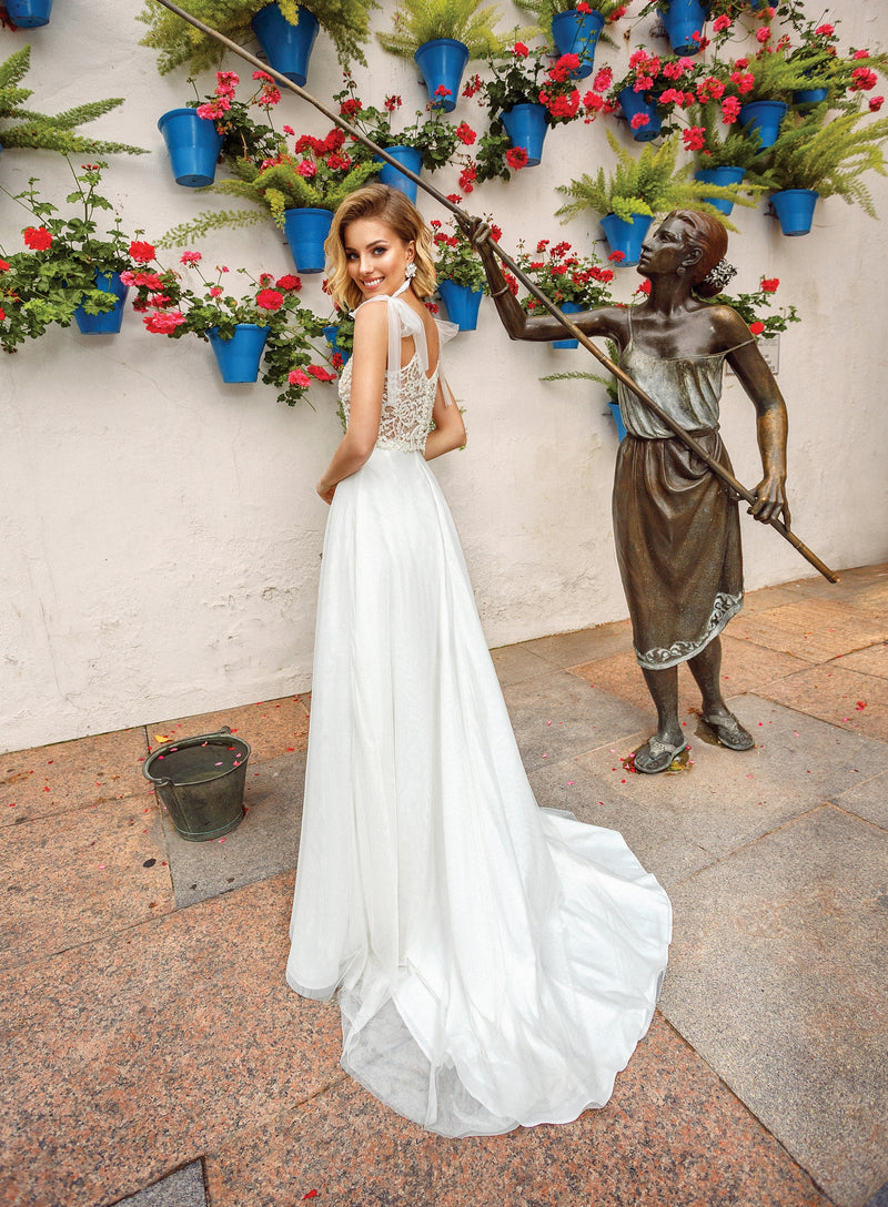 Vestido de novia evasé con tirantes finos y talla pequeña