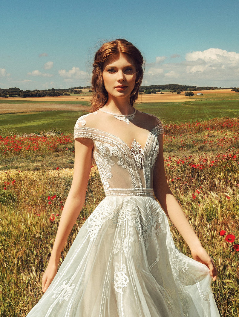 Vestido de novia evasé con cuello ilusión