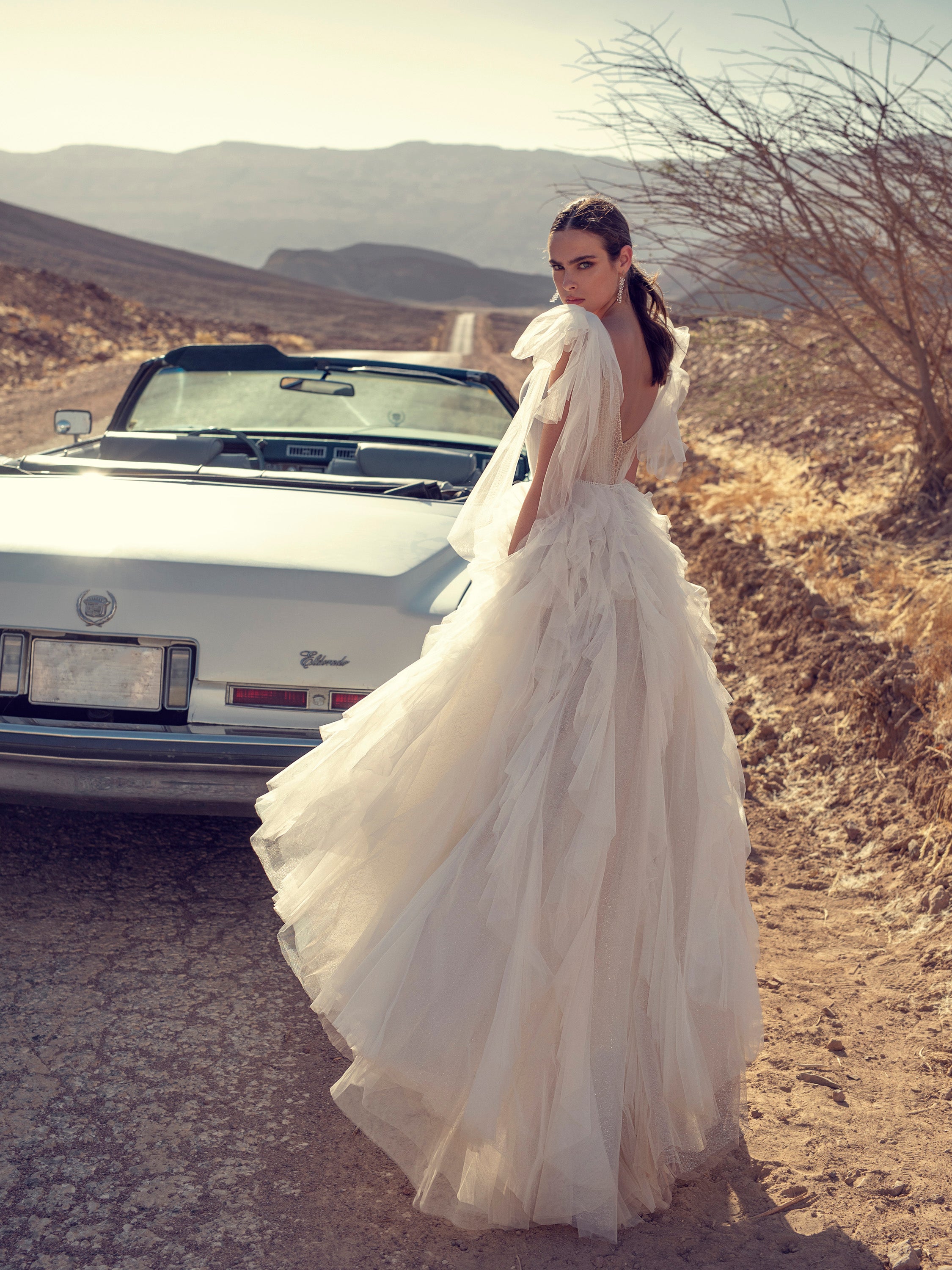 High-Low Wedding Dress with Multiple Layered Skirt EU40 / Vanilla High-Low Wedding Dress with Multiple Layered Skirt EU40 / Vanilla