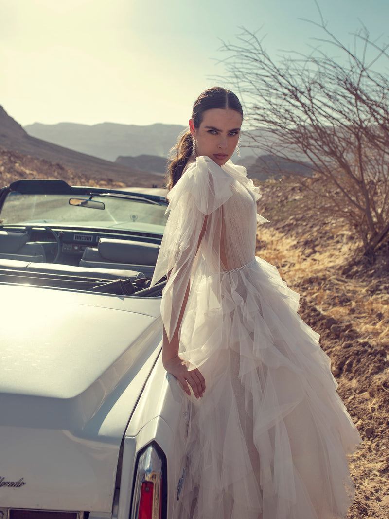 Vestido de novia asimétrico con falda de varias capas