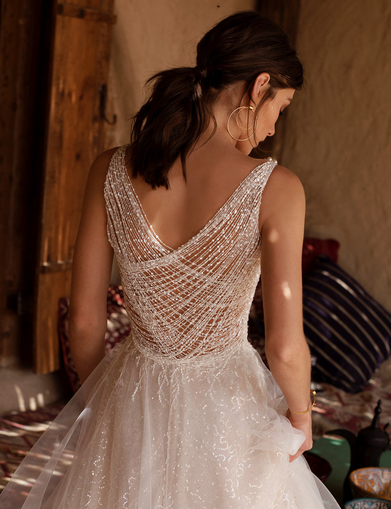 Robe de mariée trapèze sans manches à col en V avec dos ludique