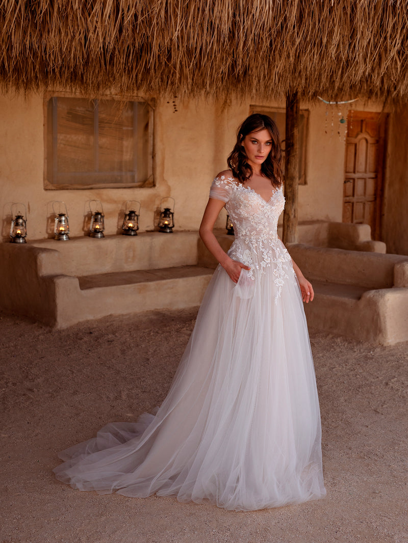 Vestido de novia con escote corazón y hombros descubiertos