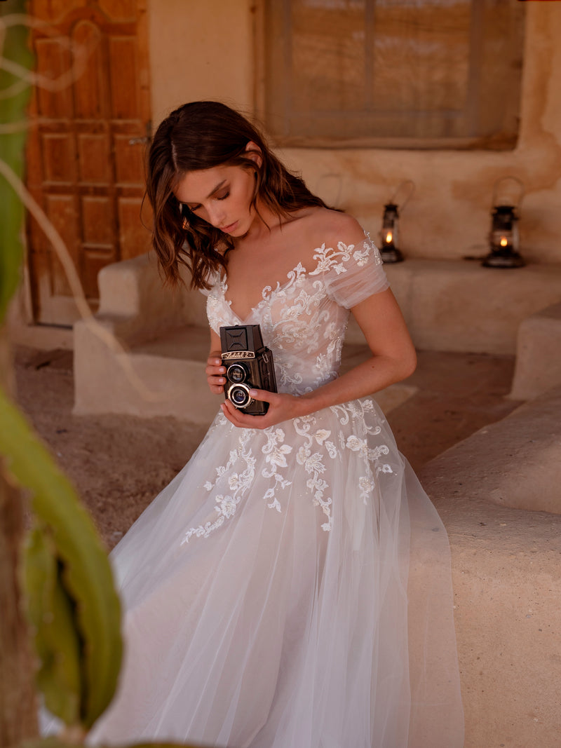 Vestido de novia con escote corazón y hombros descubiertos