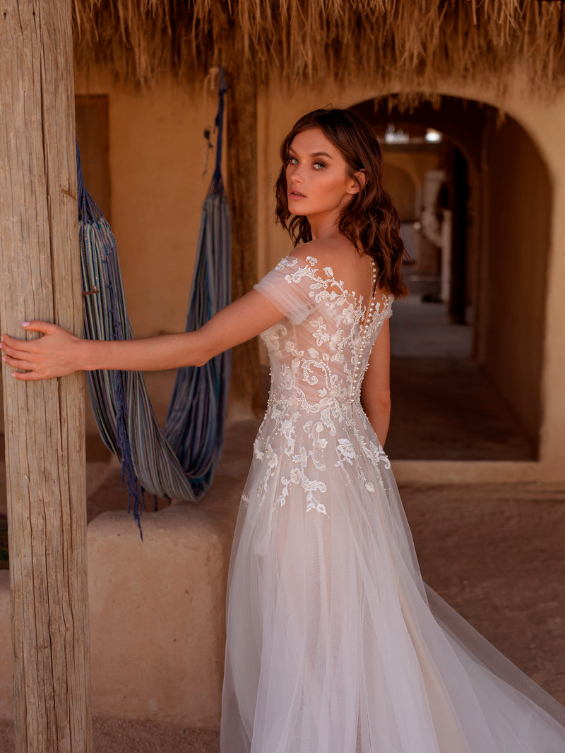 Vestido de novia con escote corazón y hombros descubiertos