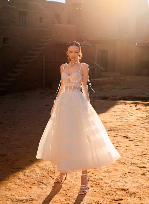 Vestido de novia midi con escote corazón