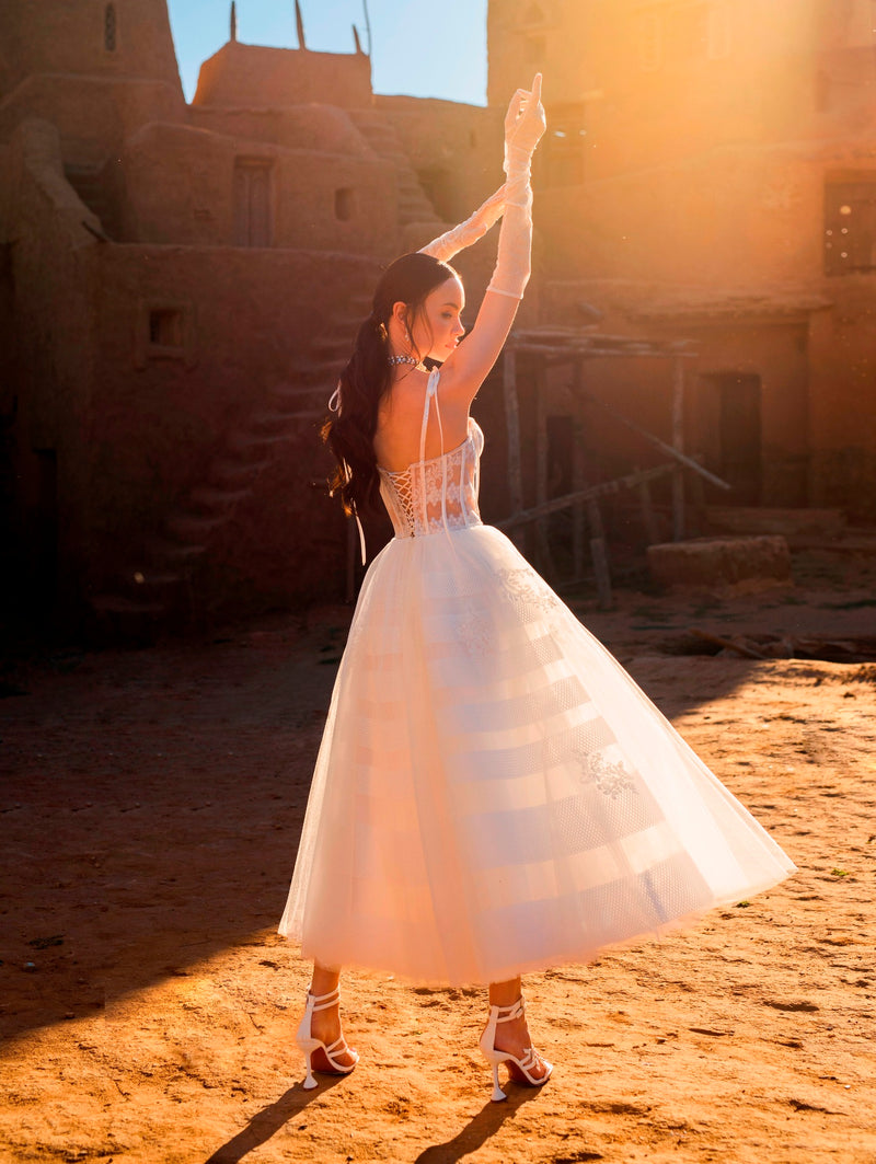 Vestido de novia midi con escote corazón