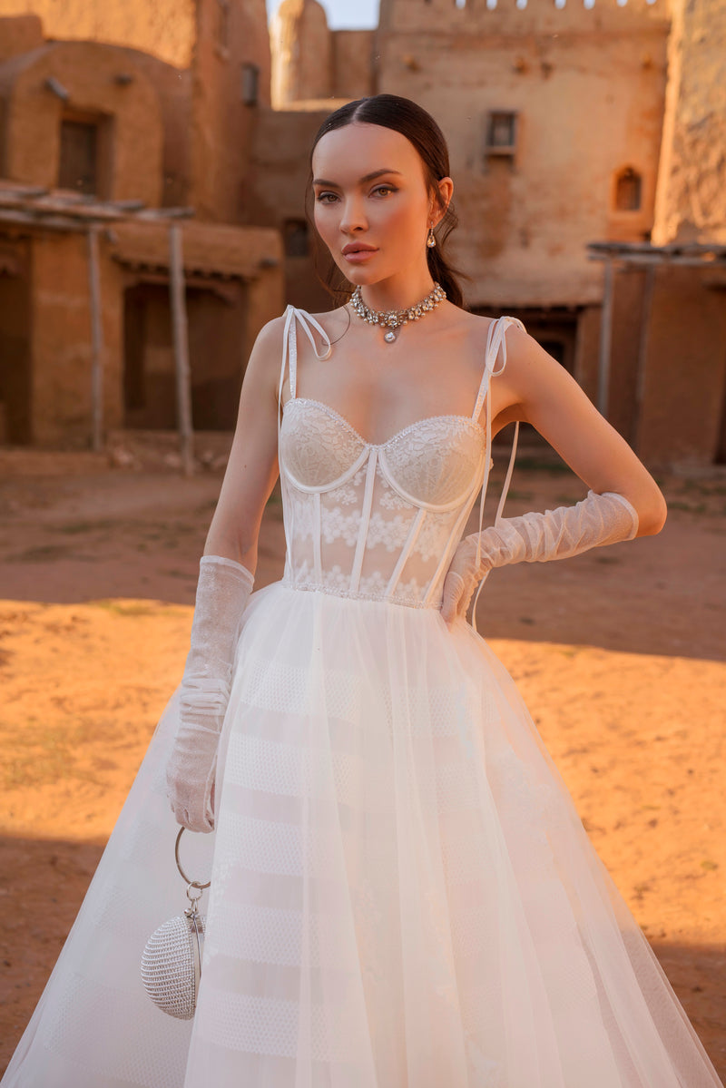 Vestido de novia midi con escote corazón