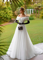 Vestido de novia de organza de corte A con hombros descubiertos y elegancia minimalista