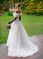 Robe de mariée trapèze en organza à épaules dénudées et élégance minimaliste