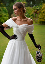 Vestido de novia de organza de corte A con hombros descubiertos y elegancia minimalista