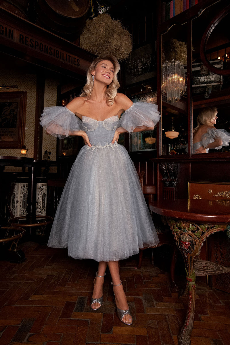 Robe de cocktail mi-longue en tulle à manches amovibles 