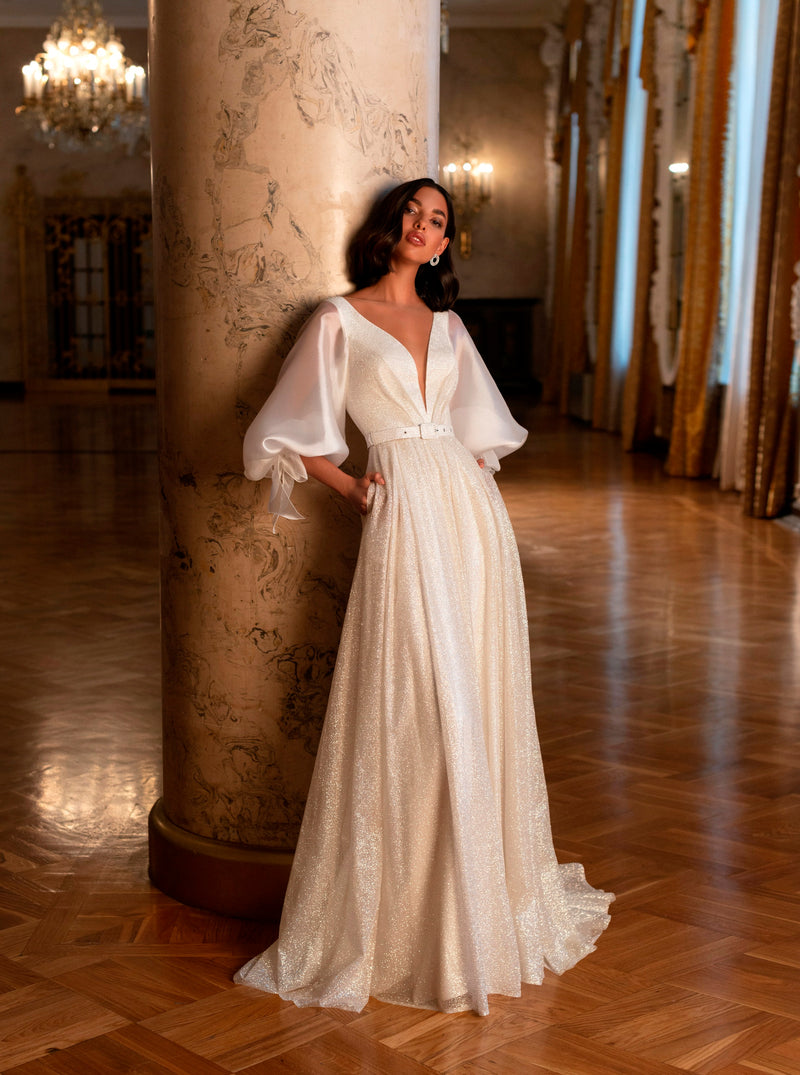 Robe de mariée pailletée à manches bouffantes et encolure en V