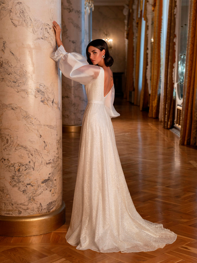 Robe de mariée pailletée à manches bouffantes et encolure en V