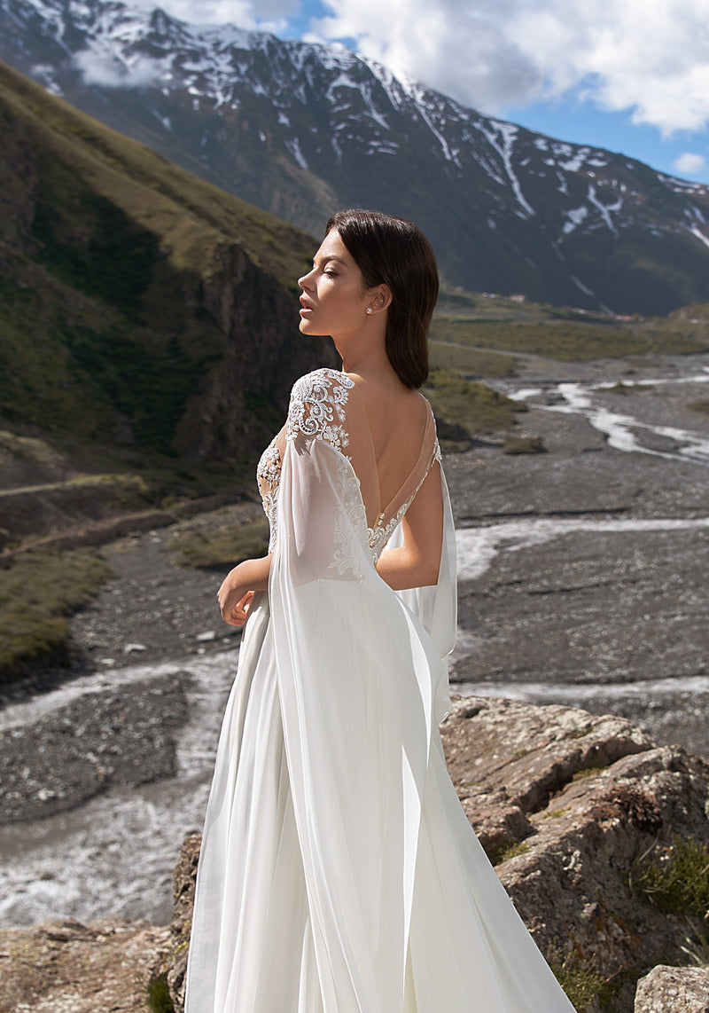 Vestido de novia evasé con mangas tipo capa angelicales