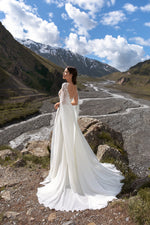 Vestido de novia evasé con mangas tipo capa angelicales