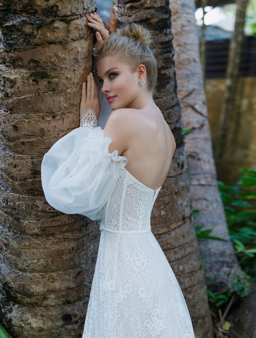 Vestido de novia sin tirantes con escote corazón y mangas removibles