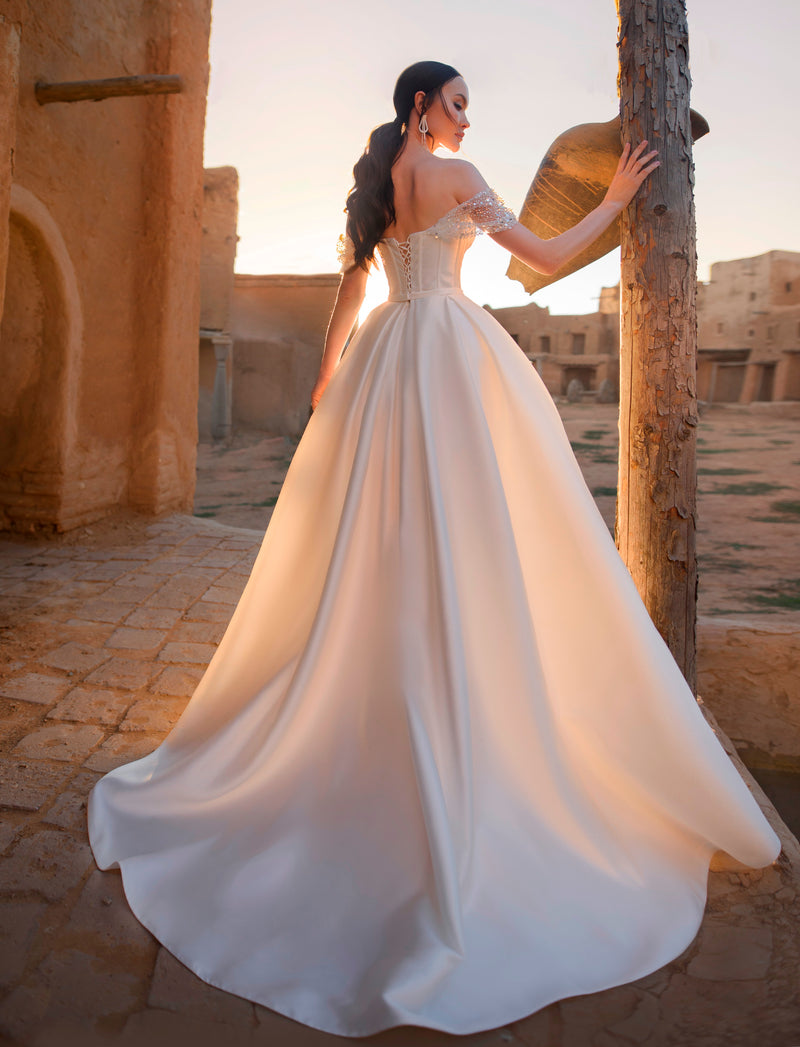 Vestido de novia de corte A con hombros descubiertos