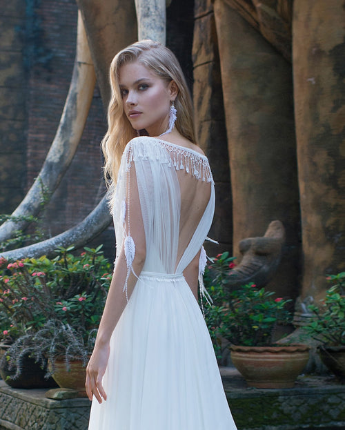 Vestido de novia con tirantes finos y capa de volantes de tul