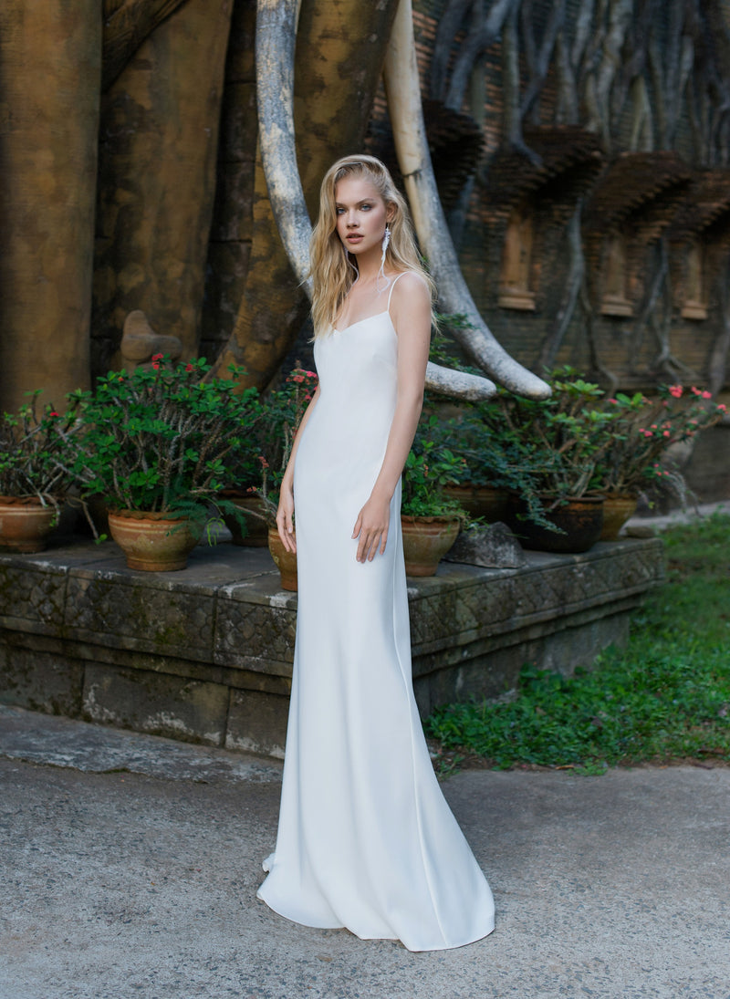 Robe de mariée à fines bretelles avec superposition de volants en tulle