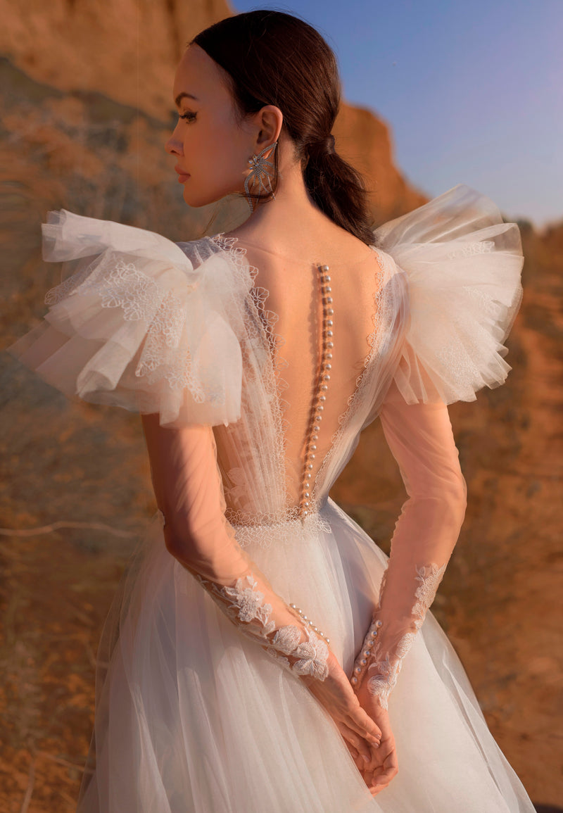 Robe de mariée illusion à manches longues et col en V