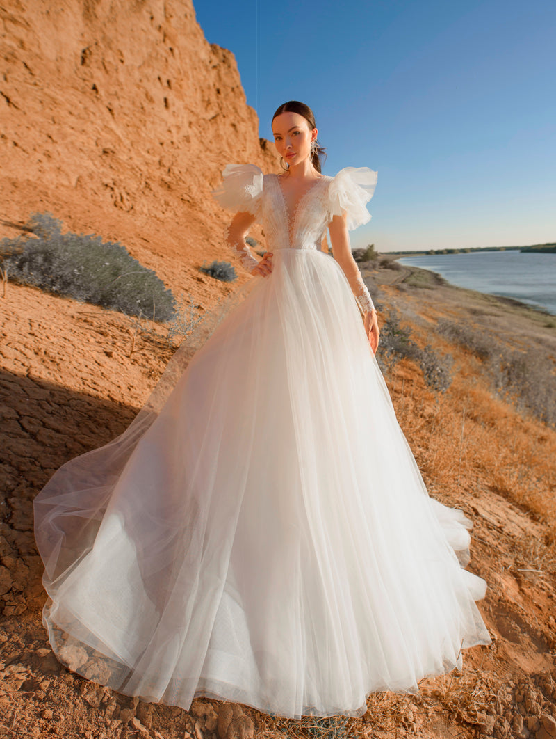 Robe de mariée illusion à manches longues et col en V